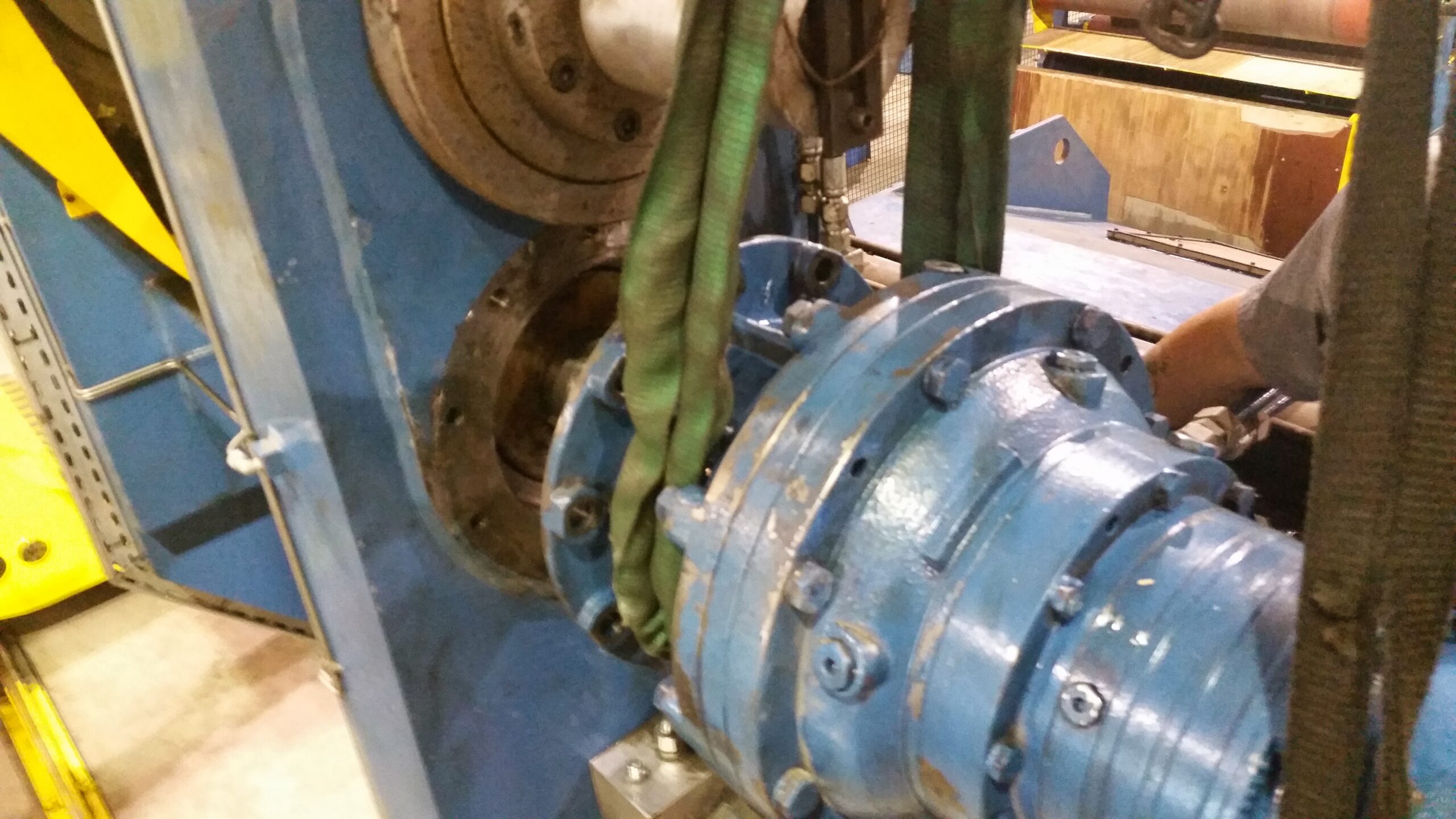 Cylindrical machine assembly supported by lifting straps